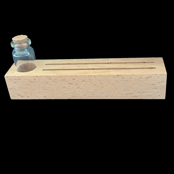 Fotoleiste, Kartenhalter, Bilderhalter aus Buchenholz mit Glasvase, Gravur und zwei Herzen